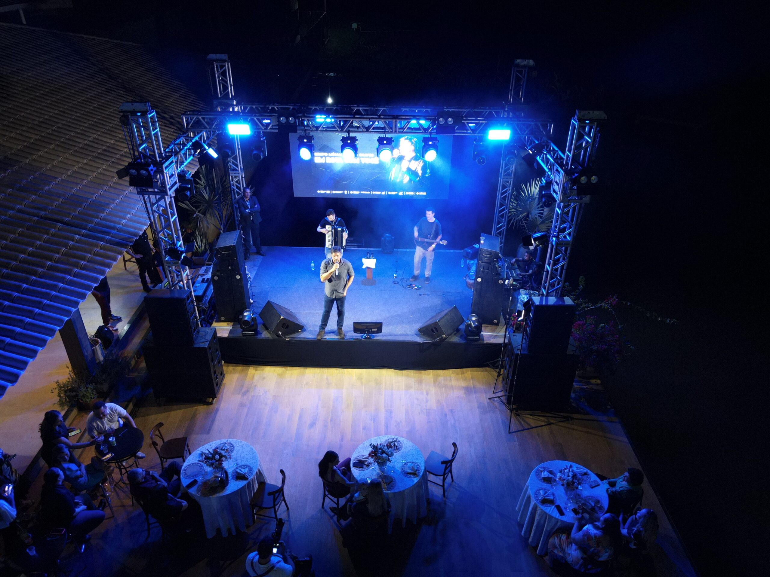 Grupo Mônaco em parceria com a Risa realizaram um show exclusivo com o cantor Leo Chaves.